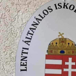 Kínos, durva hibákkal tették ki egy lenti iskola névtábláját