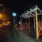 Le kell bontani a Kutyapártnak a színes buszmegállóját Szombathelyen