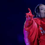 Lebegő színpadon, várandósan énekelt Rihanna a Super Bowl félidejében