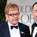 Elton John is összeházasodik barátjával