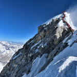 Akkora tömeg van a Mount Everesten, hogy abba egy nap alatt hárman is belehaltak