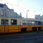 Lerobbant busz állta el a villamos útját a vágányokon Budán