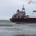 Videó: Akkora szél van Bariban, hogy kifújt a strandra egy teherhajót