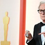 Kiderült, hogy miért parádézott Bill Nighy egy maszatos játéknyuszival az Oscar-gálán