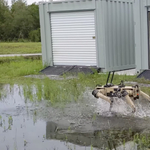 Antennákkal tűzdelték meg a robotkutyát, semlegesítheti a rendőröknek felállított csapdákat – videó