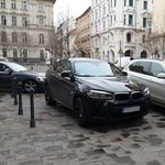 A nap fotója: fekete és fehér BMW divatterepjárók párosban tilos budapesti parkolása