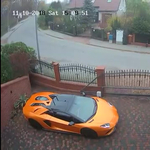 Videó: Bemászott a kerítésen és összevissza karcolt egy Lamborghinit