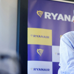 A Ryanair "útonállónak” hívja a kormányt, és elküldi a "Közgazdaságtudomány tökfejeknek" című könyvet Nagy Mártonnak