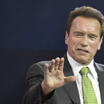 Schwarzenegger leugrott a Balatonra borozni