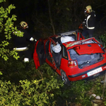 Kép a kunszentmártoni balesetben teljesen összeroncsolódott autóról