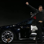 Elon Musk bemutatta a három motoros, „őrült gyors” Teslát