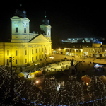 Elkészült a műjég a Nagytemplom előtt - fotó