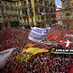 Pamplona: szívmelengető megnyitó után jön a bikák öldöklése – fotók