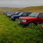 Tömegével parkolnak a semmi közepén az elhagyott Range Roverek – videó