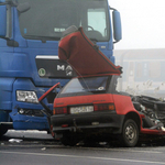 Fotó: Két ember halt meg a piros Suzukiban