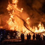 Két tűzoltó égési sérülést szenvedett az éjszakai rákosrendezői tűz oltásakor 