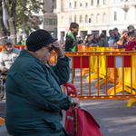 Megint ezres sorok kígyóztak a krisnások Blaha Lujza téri ételosztásán