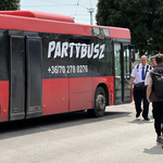 Partybuszt küldött a Volán vonatpótlónak, a MÁV nem örül