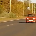 Elhagyta a veterán Skoda a kerekét az M1-M7-kivezetőn, majd a szalagkorlátnak csapódott – videó