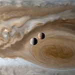 Lenyűgöző videón a Jupiter két holdja, az Io és az Europa