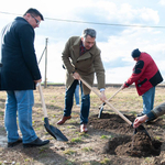 Lázár János lapátot fogott és ásott – fotó