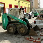 Parkoló autóra omlott egy fal Hatvanban - fotó