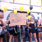 Videó: Tibi Atya tüntetői több rendőrt akarnak a bulinegyedbe