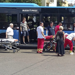 Fotó: Csúnyán összetört a Thököly úton karambolozó BKK-busz eleje