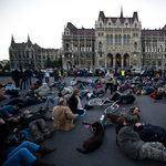 Fotógaléria: fekvő demonstráció a Parlament előtt