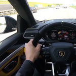 Nem kér elnézést: autópályán száguld a 960 lovas Lamborghini SUV – videó