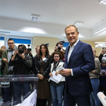 Az exit poll szerint kormányra juthat a lengyel ellenzék, bár mindkét nagy párt ünnepel