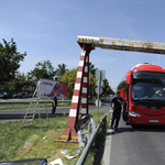 Nem bírt a magasságkorlátozóval egy busz a Ferihegyi úton – fotó