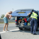 Internetes hirdetésben kerestek sofőröket a csempészek