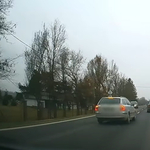 Újabb videó került elő, egy olyan sofőrről, akinek  egy életre el kéne venni a jogsiját