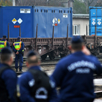 Vészmenetrendekkel próbálják távol tartani a tüntetőket az atomvonattól