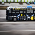 Napelemes pótkocsival tesztelnek egy buszt, amellyel több tonna CO2-t takaríthatnak meg