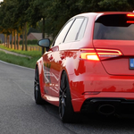 Így száguld egy 675 lóerős Audi RS3 az autópályán – videó