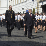 Bekapcsolva maradt Orbánnál a mikrofon, a tetovált tiszt nem tetszett neki