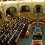 Meccsre mennek a képviselők, ezért leáll a parlament