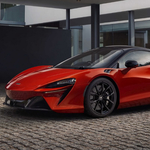 Itt az első zöld rendszámos McLaren, a 680 lóerős Artura