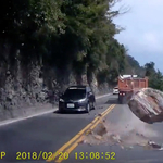 Nyugodtan autózott a sofőr a szerpentinen, aztán jött a jókra szikladarab – videó