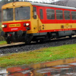 Vasúti átjáróban állt meg egy busz Kecskeméten, és jött a vonat