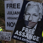 Julian Assange a börtönben nősült meg