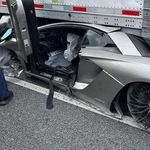 Mázlija volt a sofőrnek, hogy lapos a Lamborghini, amivel egy kamion alá csúszott