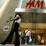 Eszméletlen mennyiségű felesleg áll a H&M raktáraiban, még több leárazás jön