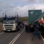 Összefogásból jeles: így segítettek a bajba jutott autósnak – videó