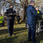 Mészáros Lőrinc 416 ezer forintos bakancsban adott át egy mentőautót