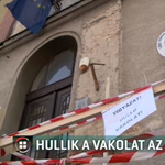 Nagy darabokban hullik a vakolat egy pécsi iskoláról