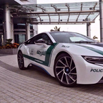 BMW i8-assal kontrázott Abu Dhabira a dubaji rendőrség