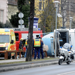 Fotók a Terézvárosban felborult betonkeverőről